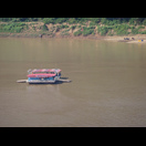 Eine Fähre überquert den Mekong